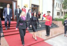 NJË ZONJË E HEKURT NË POLITIKËN SHQIPTARE Hillary Clinton - Jozefina Topalli